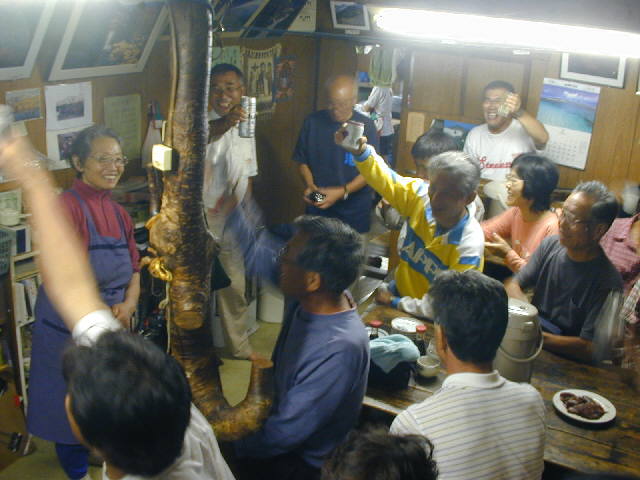 �O�Q�D�W�D�R�k�A���v�X�����̐�l�r�̂��΂����̒������j���Ċ��t