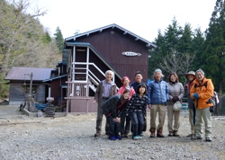 粟谷小屋前